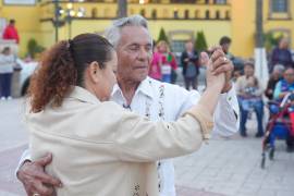 Alrededor de 200 personas adultas mayores participaron en “Tardes de Danzón” en la Plaza Principal de Ramos Arizpe.