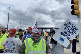 Estibadores protestan este martes en un muelle de Port Elizabeth, en la terminal Maher, parte del puerto de Nueva York y Nueva Jersey en Estados Unidos. FOTO: EFE