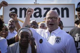 En esta imagen de archivo, el presidente del sindicato Teamsters, Sean M. O'Brien (centro), se manifiesta junto a trabajadores de Amazon en el exterior del almacén JFK8 de la empresa en Staten Island, Nueva York.