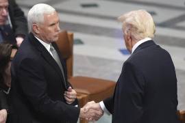 Donald Trump estrecha la mano del ex vicepresidente Mike Pence antes del funeral de estado del ex presidente Jimmy Carter. Pence es uno de los republicanos dispuestos a criticar públicamente a Trump.