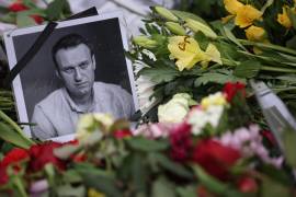 Más de 400 personas fueron detenidas en Rusia cuando rendían homenajes al líder opositor Alexei Navalny, fallecido en una remota prisión en el Ártico.