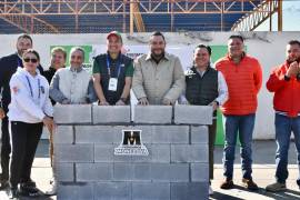 El alcalde Carlos Villarreal da inicio a la construcción del campo de tiro en compañía de autoridades locales y deportistas.