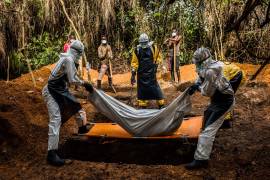 Equipos médicos realizan un manejo seguro de cadáveres en la República Democrática del Congo. El virus del Ébola mantiene una alta carga de contagio incluso después de la muerte del paciente, lo que exige protocolos estrictos de sepultura.