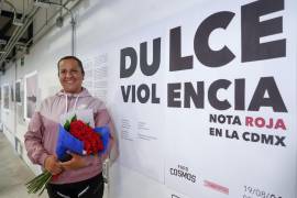 La reportera mexicana María Eugenia Martínez, posa para fotos durante la exposición “Dulce Violencia”, muestra fotográfica de nota roja en el Faro Cosmo en Ciudad de México (México).