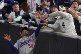 Los fans interfirieron justo cuando Mookie Betts se disponía a “cachar” la bola en el encuentro entre Dodgers y Yankees.