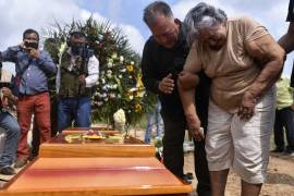 Aurora Falconi asiste al su entierro de su hija, la periodista Yesenia Mollinedo Falconi el 11 de mayo de 2022, en el municipio de Minatitlán, en el estado de Veracruz (México).