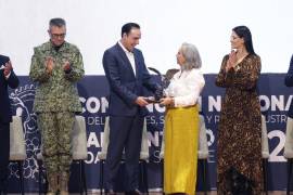 El gobernador Manolo Jiménez recibió el Águila Canacintra, de manos de la dirigente nacional, María de Lourdes Medina Ortega.