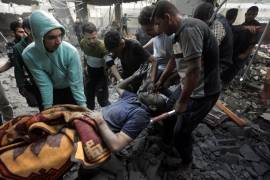Un hombre herido es evacuado luego de resultar herido en uno de los ataques aéreos israelíes.