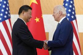 El presidente de Estados Unidos, Joe Biden saluda al mandatario chino Xi Jinping antes de una reunión del G20 en Bali, Indonesia el 14 de noviembre de 2022.