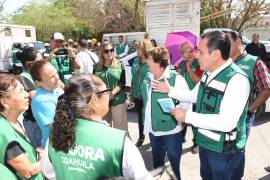 Personal del Simas Torreón dialogó con vecinos de la colonia Moctezuma para conocer las principales necesidades del sector.