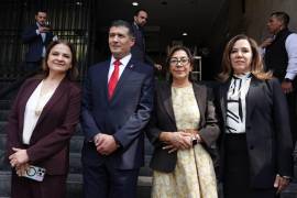 Norma Julieta del Río, Adrian Alcalá, Josefina Román y Blanca Lilia Ibarra, consejeros del INAI, salieron de una reunión con Rosa Isela Rodríguez, secretaria de Gobernación, en la que entregaron alrededor de 23 cartas por organismos internacionales que avalan el trabajo de esta dependencia.