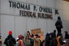 Trabajadores despedidos del Departamento de Eficiencia Gubernamental (DOGE) en una protesta en Massachusetts.