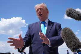 El presidente Donald Trump habla con la prensa tras regresar y bajar del Air Force One el miércoles 20 de mayo de 2026 en la Base Conjunta Andrews, Maryland.