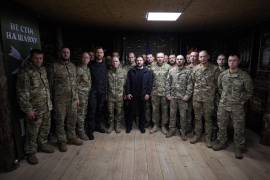 El presidente ucraniano, Volodímir Zelenski, visitó a algunas de las tropas que llevan a cabo la contraofensiva ucraniana en el eje del frente de Limán, en el norte de la región de Donetsk.