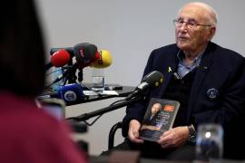 Albrecht Weinberg sostiene su libro titulado ‘Que los recuerdos no se desvanezcan como el número de mi brazo’, durante una entrevista en el Memorial Place ‘Antigua escuela judía’ en Leer, Alemania.