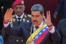 El presidente venezolano Nicolás Maduro saluda después de prestar juramento para un tercer mandato en Caracas, Venezuela.