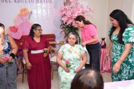 Norma González fue coronada como reina de la nueva Corte de Honor del Club del Abuelo en Morelos, Coahuila.