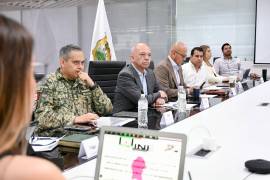 El titular de la Secretaría de Gobierno (al centro) reiteró que se trabaja en el blindaje para carreteras.