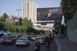 Un cártel del asesinado líder supremo de Irán Alí Jameneí en el norte de Teherán. La República Islámica de Irán se prepara para despedir al que fuera líder supremo con los mayores funerales de su historia.