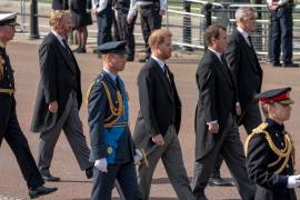 El príncipe William, centro izquierda, y su hermano, el príncipe Harry, centro derecha, caminan detrás del ataúd de su abuela, la reina Isabel II, en Londres el miércoles 14 de septiembre de 2022.