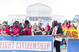 Partidarios de la ciudadanía por nacimiento protestan frente a la Corte Suprema, donde los altos jueces están escuchando una impugnación de la Administración Trump a la disposición constitucional en Washington.