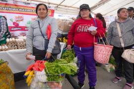 Ciudadanas y ciudadanos acceden a productos de primera necesidad a bajo costo a través del programa Mercadito, impulsado por el Gobierno Municipal.