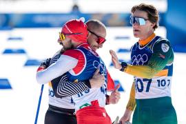 Allan Corona (lentes rojos) compitió en el esquí de fondo en los Juegos Olímpicos de Invierno Milano-Cortina 2026, donde firmó una actuación histórica para México.