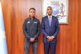 El árbitro somalí Omar Abdulkadir Artan, cuya entrada a Estados Unidos fue denegada la semana pasada cuando iba a participar en el Mundial de fútbol, es recibido este miércoles por el primer ministro somalí, Hamza Abdi Barre.