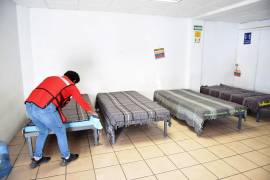 Personal municipal prepara espacios con cobijas y alimentos para quienes buscan resguardo.