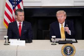 El secretario de Defensa de Estados Unidos, Pete Hegseth, escucha al presidente Donald Trump durante una mesa redonda con el Grupo de Trabajo de Seguridad Nacional e la Casa Blanca en Washington, DC..