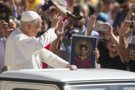 El Papa León XIV saluda a los fieles que portan una imagen del Beato Carlo Acutis, quien será canonizado el domingo, al llegar a la Plaza de San Pedro en el Vaticano.