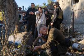Un hombre llora junto al cuerpo de su abuela, muerta en un ataque aéreo ruso contra un vecindario residencial en Járkiv, Ucrania, el 2 de octubre de 2026.