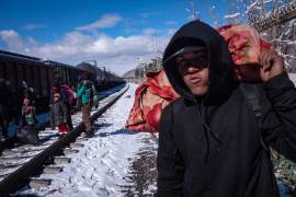 Migrantes, en su mayoría venezolanos, llegan la capital del estado a bordo del tren de mercancías conocido como La Bestia, y son recibidos por fuertes nevadas y bajas temperaturas que soportan durante su travesía en los vagones. FOTO: