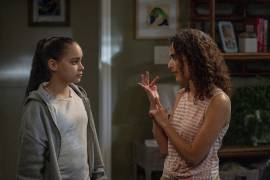 Jet Miller (i) como Vanessa y Stephanie Nogueras (d) como Camille, durante una escena de un episodio de la serie “Killing It”.