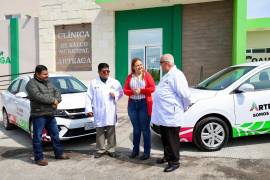 Autoridades municipales entregaron dos unidades móviles para fortalecer la atención médica en comunidades rurales de Arteaga.