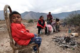 El termómetro marcó cinco grados centígrados en sectores cercanos a la sierra, donde familias salieron de sus tejabanes para buscar calor alrededor de fogatas improvisadas.