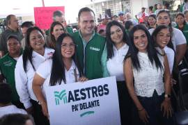 Manolo Jiménez Salinas encabezó en Escobedo el arranque estatal de los programas de uniformes, tenis y mobiliario escolar.