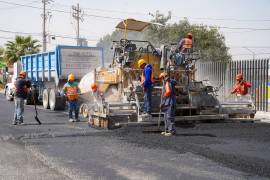 Maquinaria pesada realizando trabajos de recarpeteo en la colonia Analco.