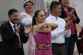 La jefa de Gobierno de la Ciudad de México Claudia Sheinbaum saluda a seguidores durante un acto en Ciudad de México.
