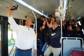 Con el programa “Todos por más educación”, se entregaron mil 700 credenciales de descuento en el transporte público.