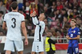 Cristiano Ronaldo celebró eufórico el hito que alcanzó tras una fructífera carrera que inció cuando solo tenía 17 años.