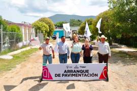 La alcaldesa Ana Karen Sánchez Flores dio el banderazo de arranque a las obras de pavimentación en el ejido El Tunal.