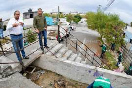 El alcalde Tomás Gutiérrez Merino supervisó los trabajos de limpieza y desazolve en el canal de El Escorial, ante las condiciones de lluvia en Ramos Arizpe.
