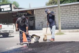 Cuadrillas municipales colocaron nuevo pavimento en el acceso a la colonia Lázaro Cárdenas de Sabinas, Coahuila.