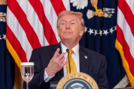 El presidente de Estados Unidos, Donald Trump, advirtió este lunes que puede destruir “con solo cinco minutos de aviso” los oleoductos de la isla de Kharg.