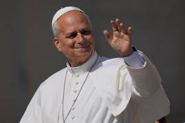 El papa León XIV saluda a la gente en la plaza de San Pedro en el Vaticano durante la audiencia semanal el miércoles 24 de junio del 2026.