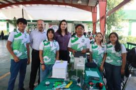 Las estudiantes trabajan en equipos para desarrollar propuestas relacionadas con ciencia, tecnología, ingeniería y matemáticas.