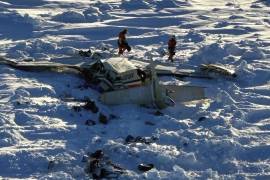 En esta imagen, distribuida por la Guardia Costera de Estados Unidos el 7 de febrero de 2025, se muestra una pequeña avioneta estrellada en el oeste de Alaska. FOTO: