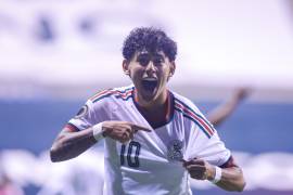 México resistió con diez futbolistas y derrotó 2-0 a Costa Rica en el Estadio Cuauhtémoc.