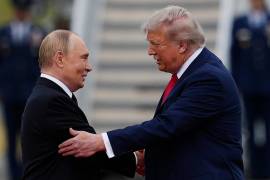 El presidente estadounidense Donald Trump saluda al presidente ruso Vladimir Putin, el 15 de agosto de 2025, en la Base Conjunta Elmendorf-Richardson, Alaska.